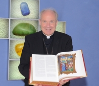 Kunst & Religion:   Kardinal Schönborn empfängt das erste Exemplar der "Wiener Prachtbibel" von Weltbild   