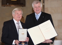 Großes Verdienstkreuz mit Stern für Staatsminister a.D. Hans Zehetmair