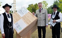 Bayerische Zimmerer präsentieren "Klima-Holzwürfel" auf der Landesgartenschau in Deggendorf