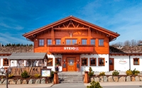 Fingerhut Haus baute Tiroler Landhaus: Restaurant „STEIG-Alm“