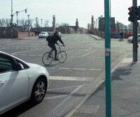 Bei Rot über die Ampel: Verkehrswidrige Fahrt kann für Radfahrer teuer werden