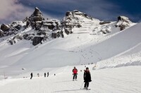 Sonnen-Skifahren in den italienischen Dolomiten