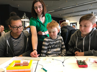 Smarte Kooperation: E WIE EINFACH unterstützt die Codingschule