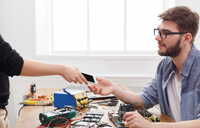 Hilfy vorantreibt das Zugriffsprogramm auf die iPhone Ersatzteile für Werkstätten in Deutschland