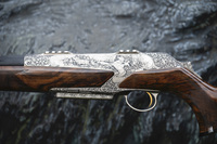 Brunnenmotiv auf Büchsensystem: "Wir feiern die Göttin der Jagd"